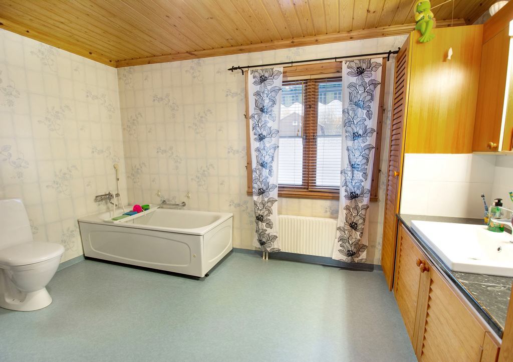 Badrum med dusch, badkar och bastu.