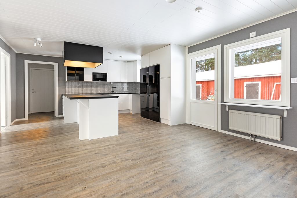 Luftigt kök med plats för matbord. Utgång till husets baksida via altandörren.