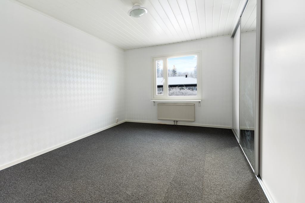 Sovrummet har garderobsvägg med skjutdörrar.