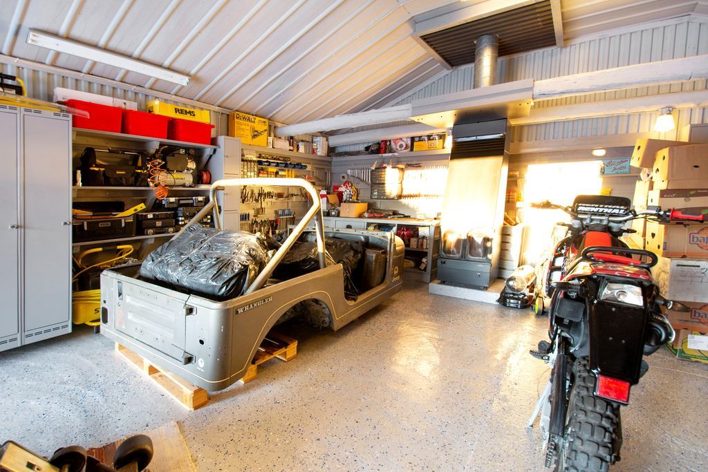 Insidan av dubbelgaraget.